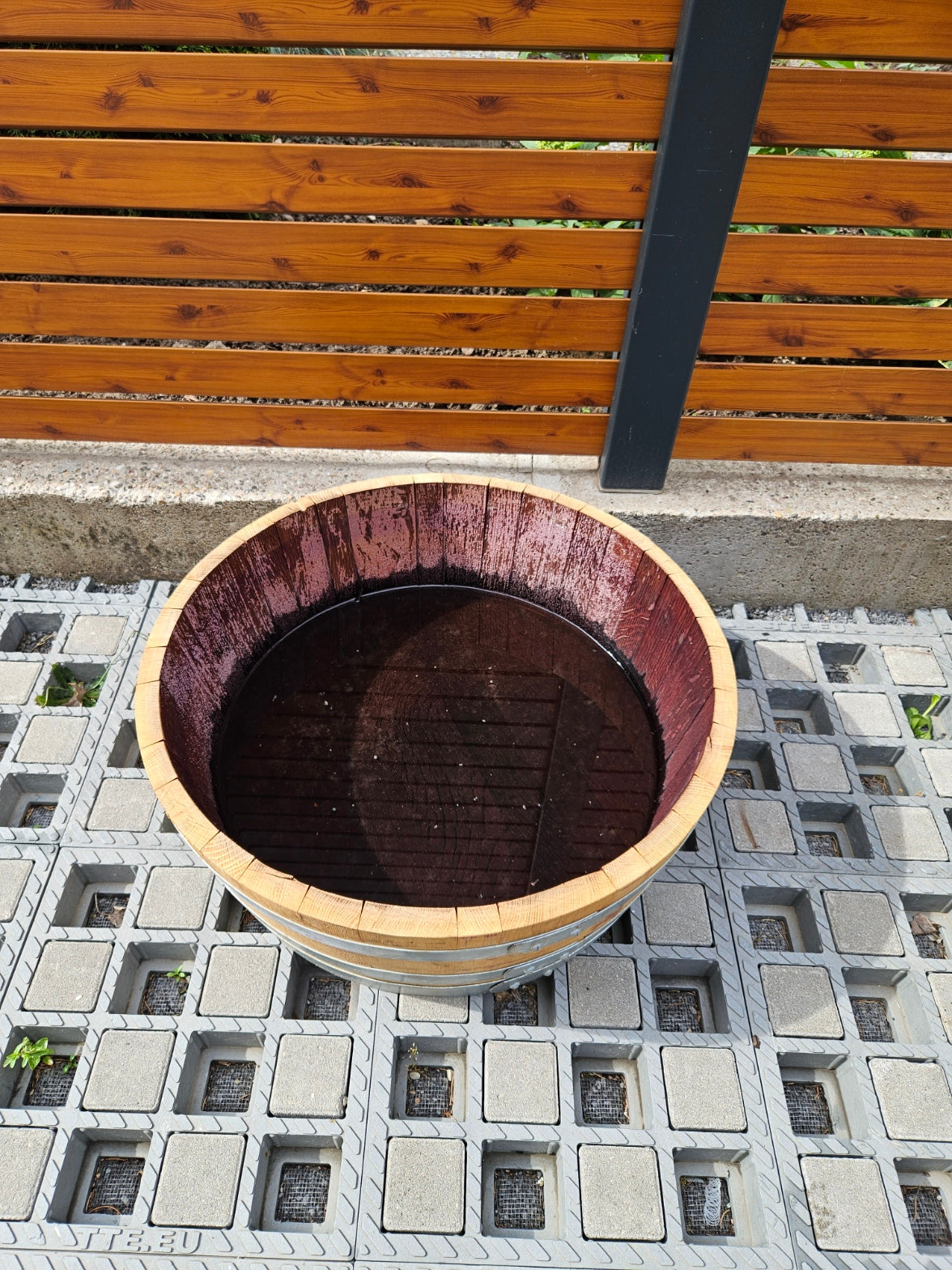 Blumenkübel aus Wein- und Whiskeyfässern